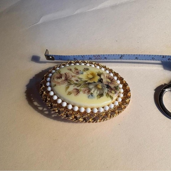 Floral cameo broach - Picture 4 of 7